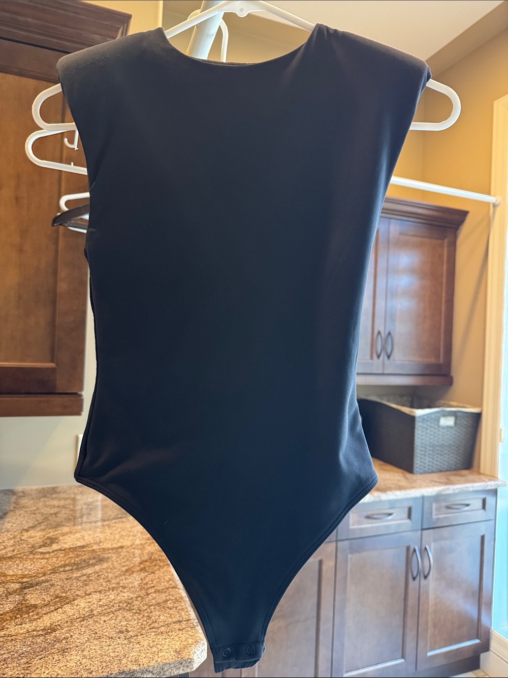 Aritzia Babaton black sleeveless padded/structure shoulder bodysuit -like new XS